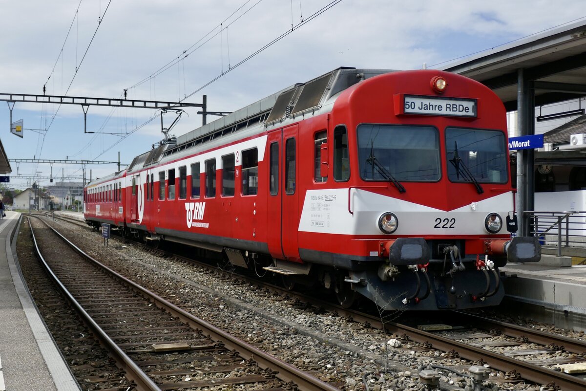Ein weiterer Zwischenzug auf der Jubiläumsfahrt mit dem RBDe 566 I 222 war am 27.4.24 im Bahnhof Murten.