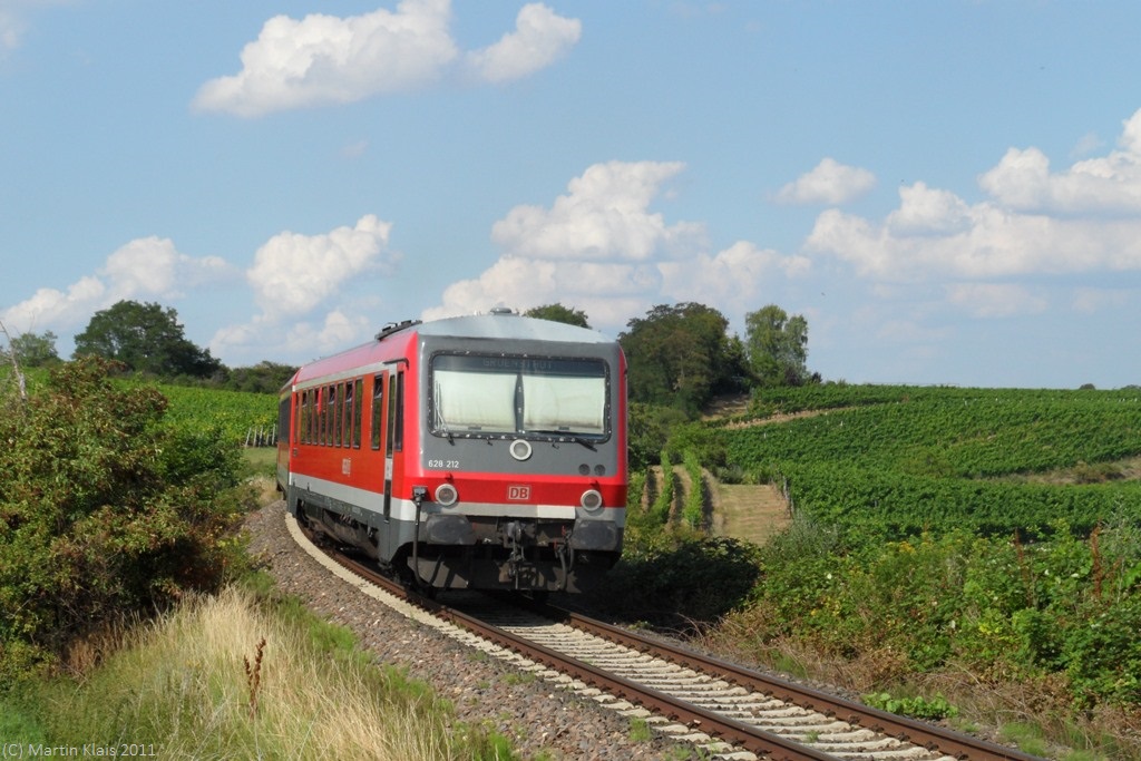 Ein weiteres Bild aus meinem Fundus: 628 212 unterwegs am 11.7.11 als BR 28546 Frankenthal - Grünstadt mitten in den Pfälzer Weinbergen bei Herxheim.
