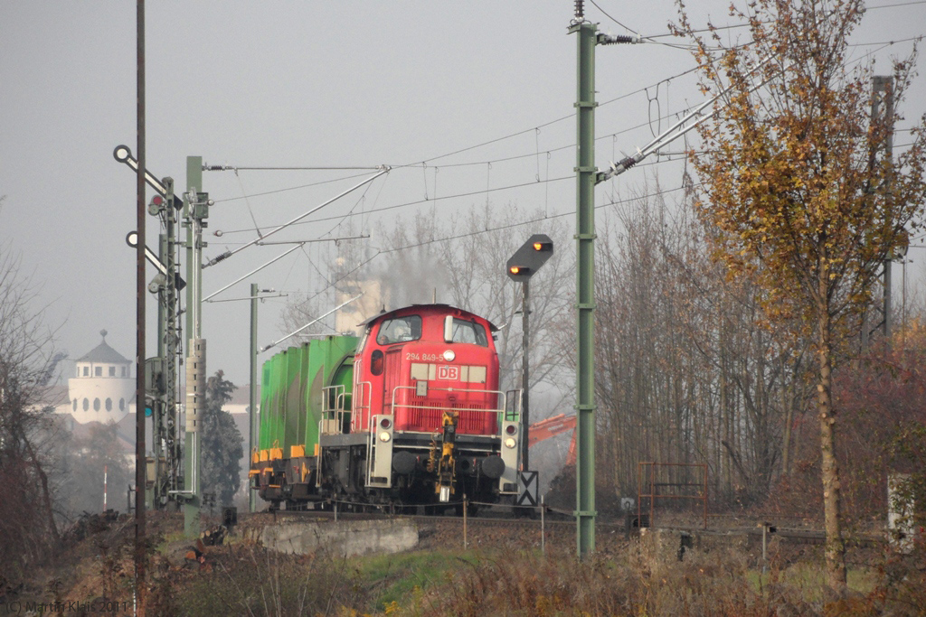 Ein weiteres Bild aus meiner Sammlung: Historisch ist mittlerweile dieser Blick auf die Verbindung zwischen Hafen und Ostbahnhof, bzw. den Kursbuchstrecken 855 und 870 in Regensburg, auf dem dahinterliegenden, (hier noch freien) Gelände der ehemaligen Zuckerfabrik sind Wohnungen entstanden und diese werden durch sehr hohe, mE unschön anzusehende Schallschutzmauern vor dem Bahnlärm geschützt. Erste bauliche Aktivitäten verrät der Baggerarm im Hintergrund. Von dem ganzen Geschehen sichtlich unbeeindruckt beschleunigt der Lokführer seine 294 849 mit der Übergabe 56567 aus Schwandorf am Einfahrtssignal von Regensburg Ost und wird gleich darauf seinen Zielbahnhof erreicht haben. 14.11.2011