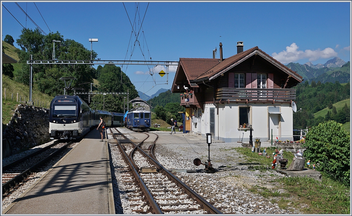 Ein weiteres Bild von Bahnhof Allière, diesmal etwas näher am Geschene: Der Alpina ABe 4/4 9303 erreicht mit  meinem  Zug Allières, zu jeder Zeit wurde die Station nur im Zwei-Stunden Takt bedient. Links im Bild ein BDe 4/4 Serie 3000. 

23. Juni 2018 