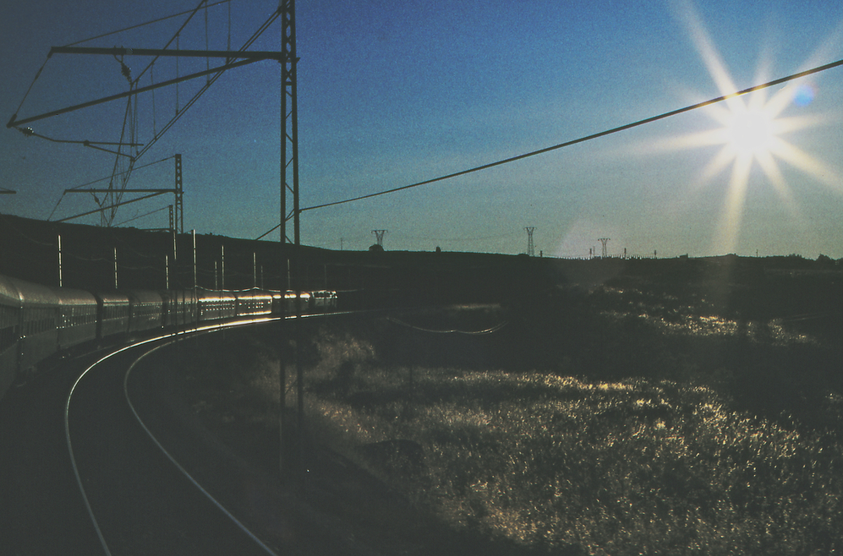 Ein weiteres Foto aus dem fahrenden  Rias Altas Expreso  La Coruna - Madrid, irgendwo im Anstieg zwischen Avila und Herradon La Canada. Es führt die Diesellok 333 057. Oktober 1981.
Canon AE1, Canoscan, GIMP
