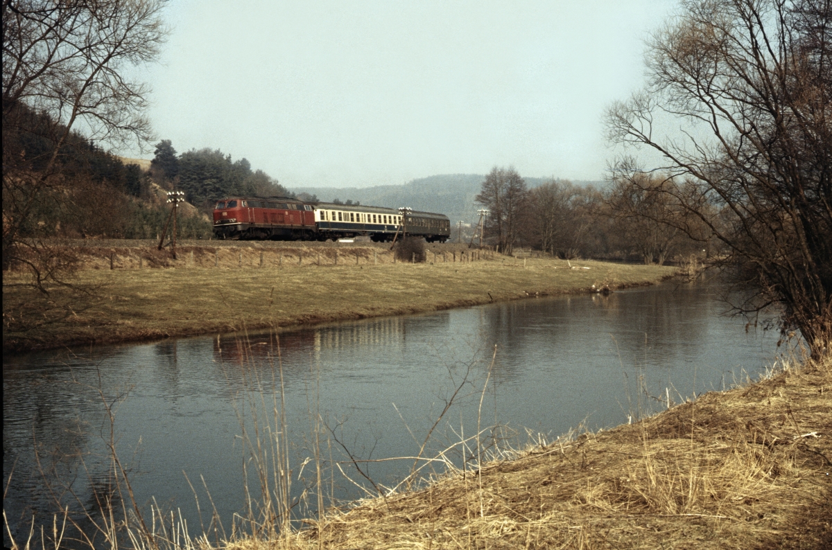Ein weiteres heute (nach Wiedereröffnung der Strecke) nicht mehr umsetzbares Motiv (weil völlig zugewachsen) ist der Blick über die Eder auf die Bahn zwschen Viermünden und Schreufa. Wieder ist es 216 214 vor N 8219, die hier im März 1982 festgehalten wurde. 