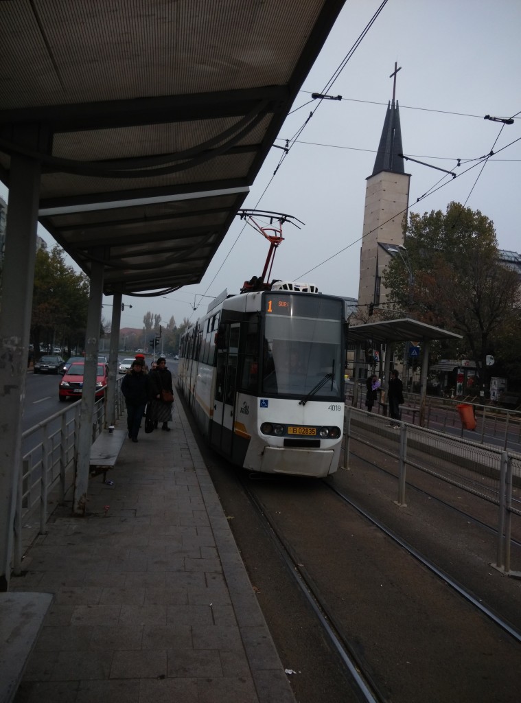 Ein weiteres Modell der in Bukarest fahrenden Streenbahnen, in der nhe der Unterfhrung Piata Muncii, am 08.11.2015.