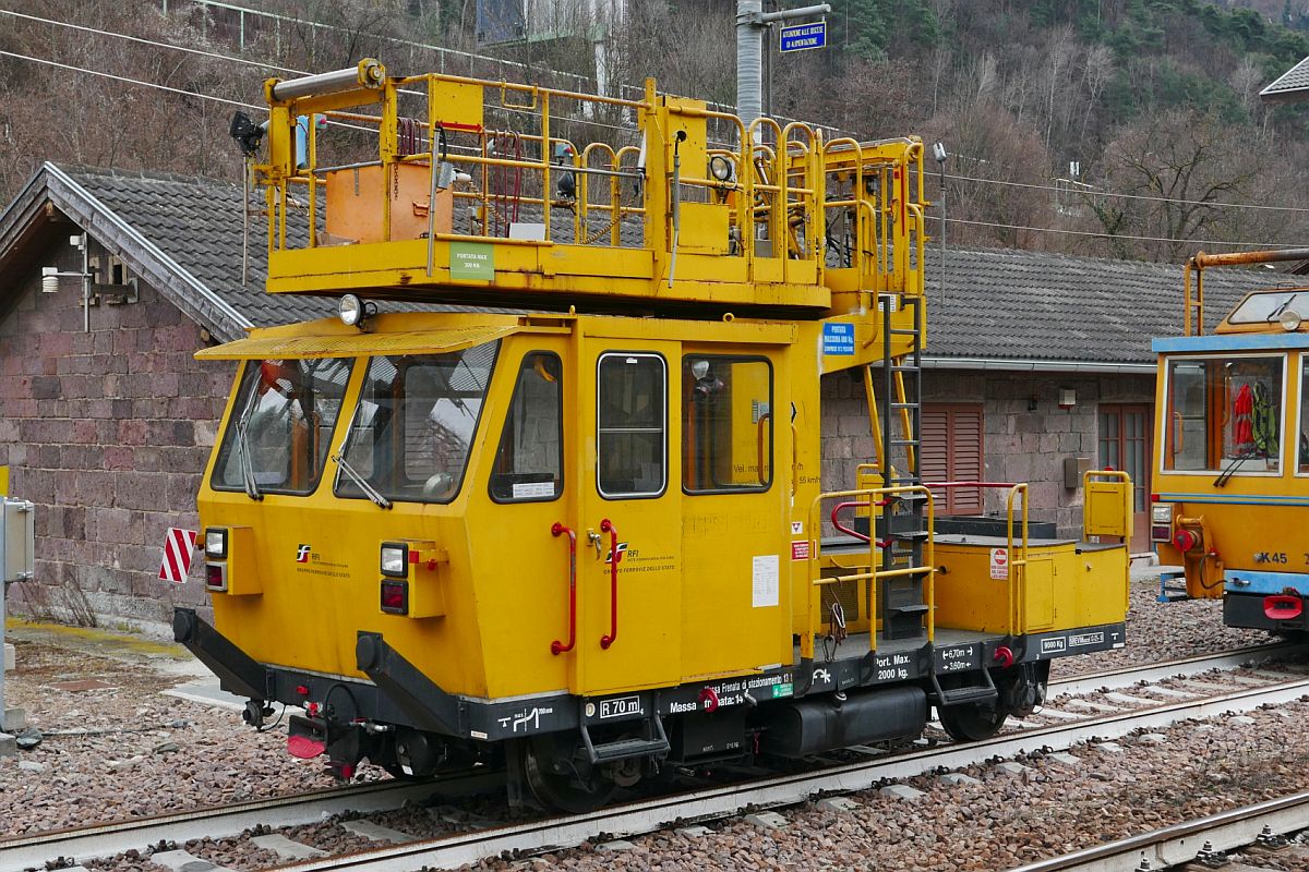 Ein weiteres Oberleitungsrevisionsfahrzeug im Bahnhof von Waidbruck - Lajen / Ponte Gardena - Laion (05.03.2020).