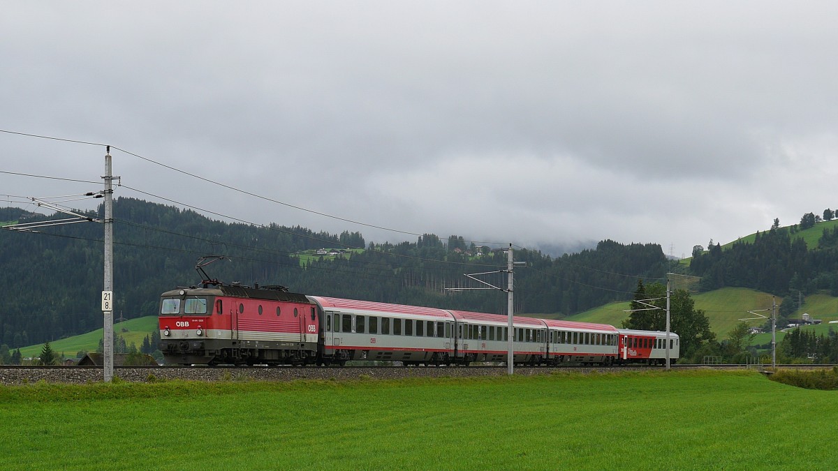 Ein Wendezug mit CityShuttle-Steuerwagen und Lok 1144 als InterCity IC 518 Graz - Selzthal - Schwarzach-St. Veit - Innsbruck auf der Ennstalbahn zwischen Radstadt und Altenmarkt im Pongau; 17.08.2015
