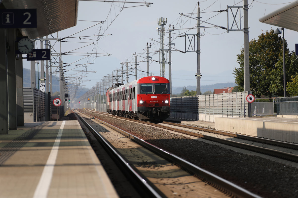 Ein Wendezug Steuerwagen führt seinen Regionalzug in die Haltestelle Kaindorf an der Sulm . 
18.08.2017