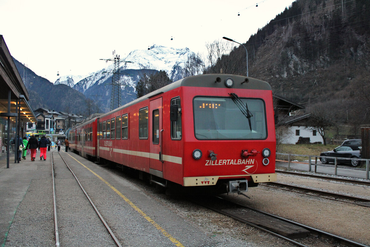 Ein Wendezug der Zillertalbahn steht in Mayrhofen im Zillertal zur Fahrt nach Jenbach. (30.12.2022)