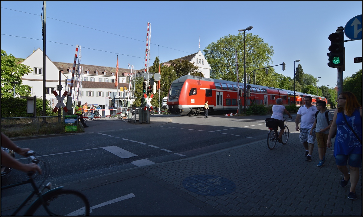 Ein wenig Abwechslung, Beschäftigungstherapie für fünf Personen, Anwohner nerven und Hotelgäste vergraulen... BÜ-Störung am Inselhotel in Konstanz. Am Abend zuvor war offensichtlich eine Schranke nach dem letzten Zug nicht mehr aufgegangen. Juni 2014.