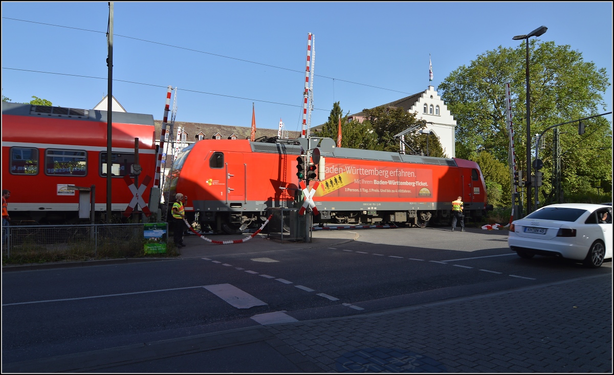 Ein wenig Abwechslung, Beschäftigungstherapie für fünf Personen, Anwohner nerven und Hotelgäste vergraulen... BÜ-Störung am Inselhotel in Konstanz. Am Abend zuvor war offensichtlich eine Schranke nach dem letzten Zug nicht mehr aufgegangen. Juni 2014.