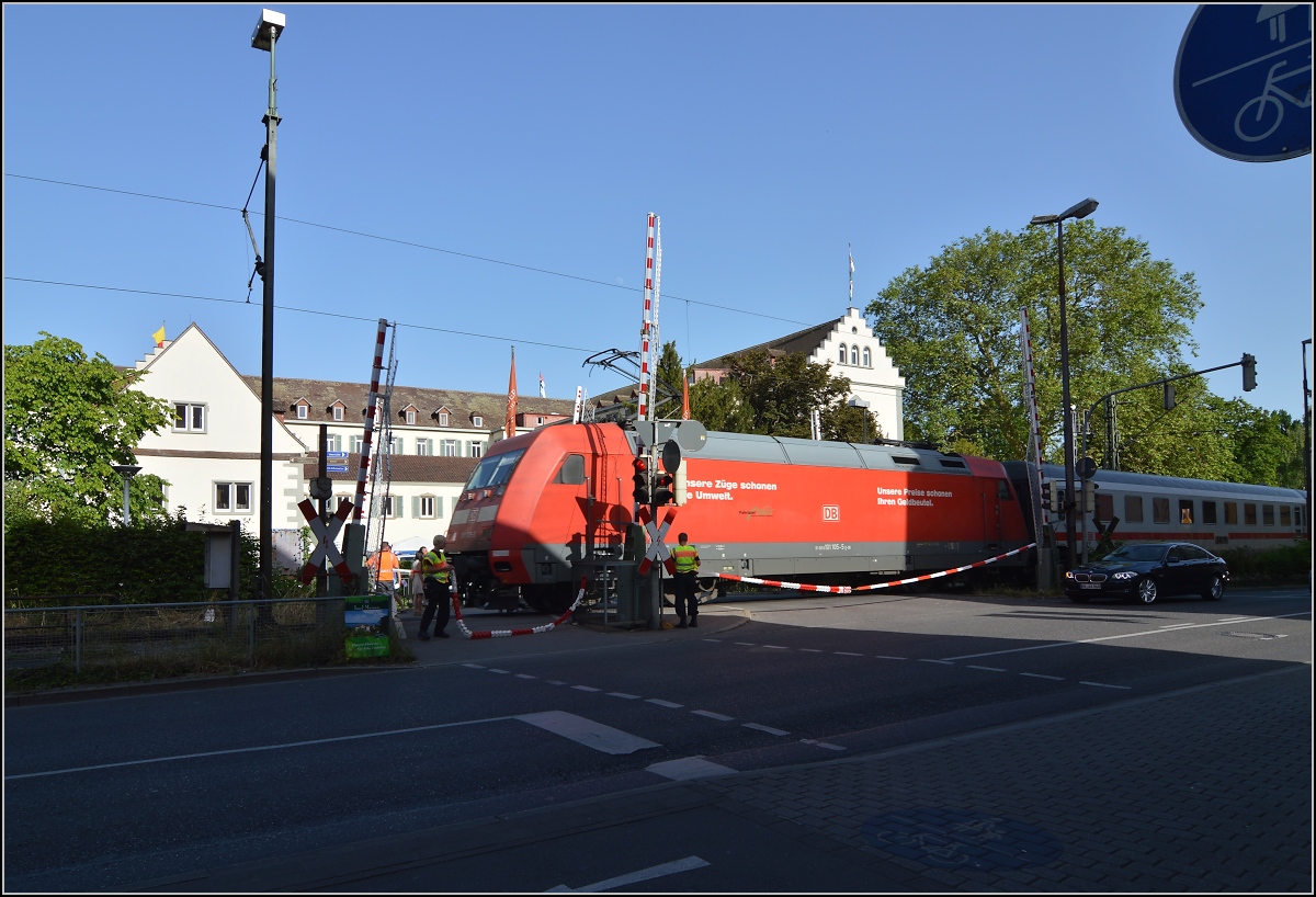 Ein wenig Abwechslung, Beschäftigungstherapie für fünf Personen, Anwohner nerven und Hotelgäste vergraulen... BÜ-Störung am Inselhotel in Konstanz. Am Abend zuvor war offensichtlich eine Schranke nach dem letzten Zug nicht mehr aufgegangen. Juni 2014.
