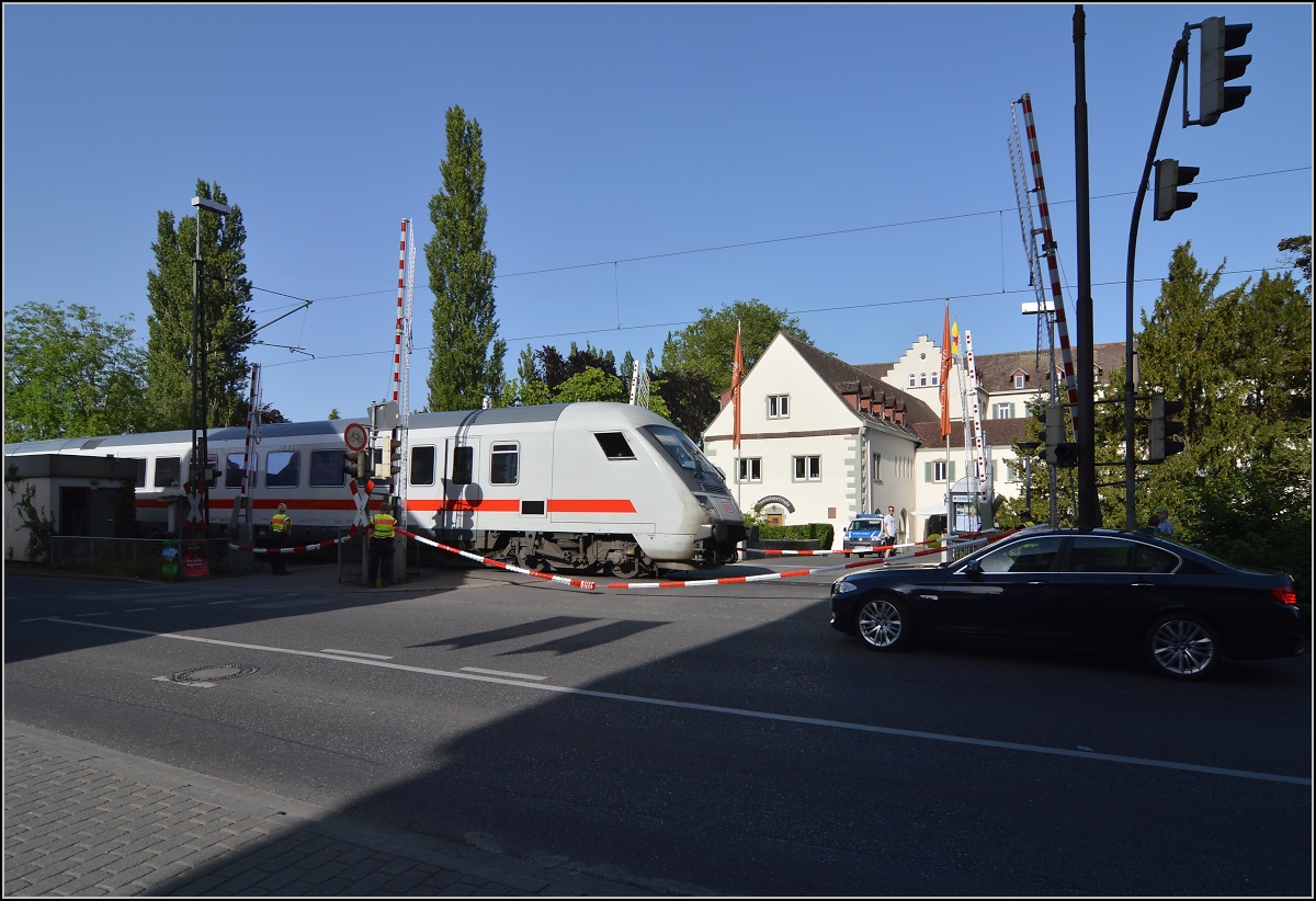 Ein wenig Abwechslung, Beschäftigungstherapie für fünf Personen, Anwohner nerven und Hotelgäste vergraulen... BÜ-Störung am Inselhotel in Konstanz. Am Abend zuvor war offensichtlich eine Schranke nach dem letzten Zug nicht mehr aufgegangen. Juni 2014.