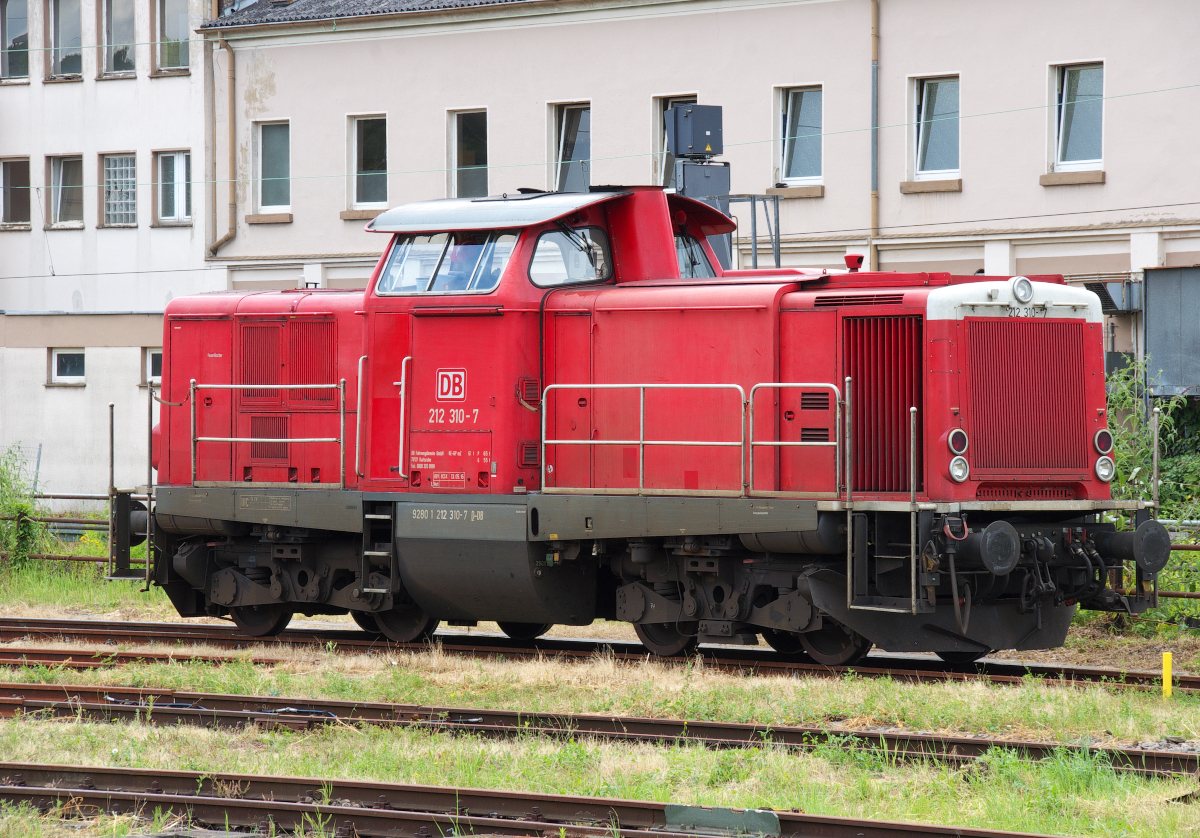 Ein wenig Abwechslung ins Triebwagen Allerlei brachte am 12.07.2016 ein alte Dame nach Saarbrücken Hbf. 212 310-7 (V 100 2310) von DB Fahrwegdienste kam zur Abstellung nach Saarbrücken. Das Baujahr der MaK Lok ist 1966. 