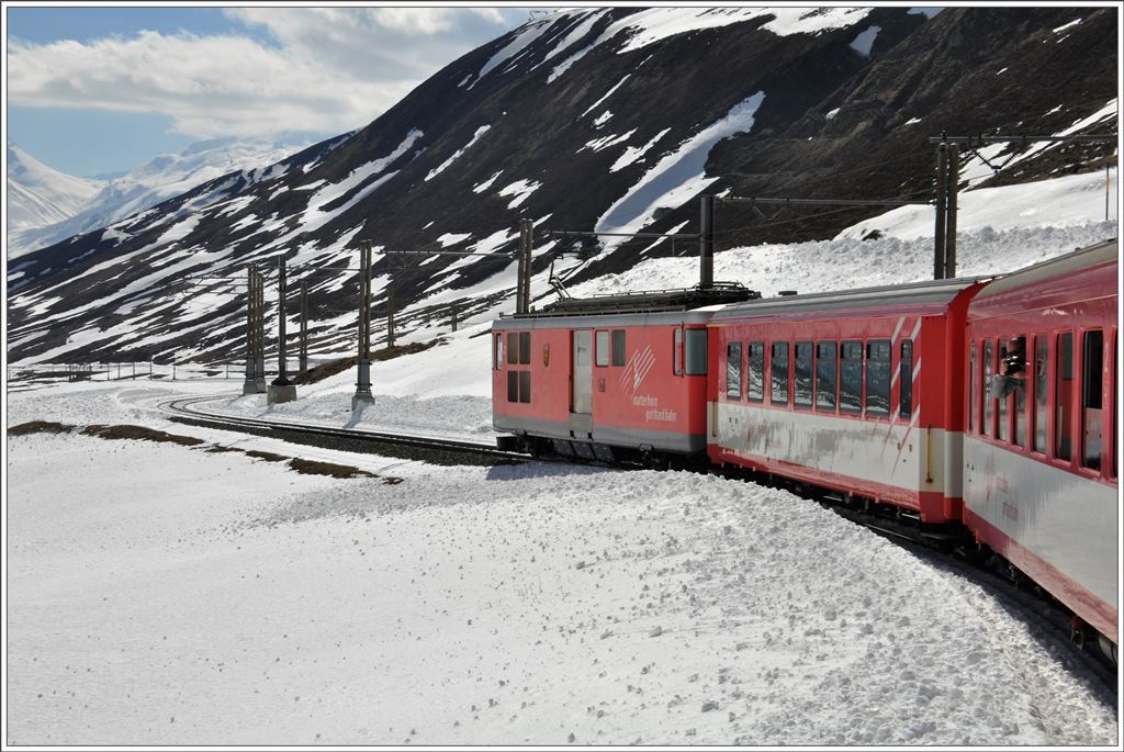 Ein wenig höher Richtung Oberalppass wirds wieder Winter. Der Regio nach Disentis wird von einem BDhe 4/4 zum Oberalppass hochgeschoben. (04.05.2016)