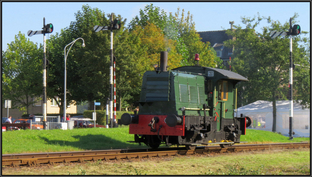 Ein wenig mitgezogen wurde dieses Szenario, damit die kleine Sik (Zicke) schön zur Geltung kommt. Hier zu sehen beim Umsetzten am Bahnhof Simpelveld (NL) bei der ZLSM am 27.Sept.2015.
