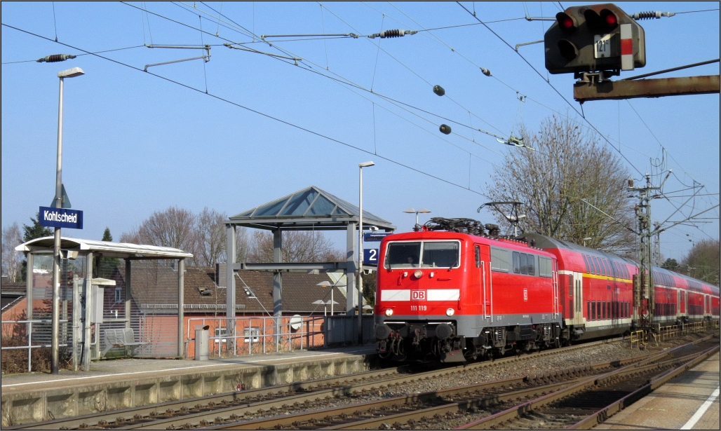 Ein wenig verwirrend geht es zur Zeit am Haltepunkt Kohlscheid her. Wegen Oberleitungsarbeiten hält der Wupper Express nun hier, kommt auf ´s Gegengleis von Herzogenrath hoch ,oder rauscht,wie hier zu sehen vorbei. Szenario vom 12.03.16.