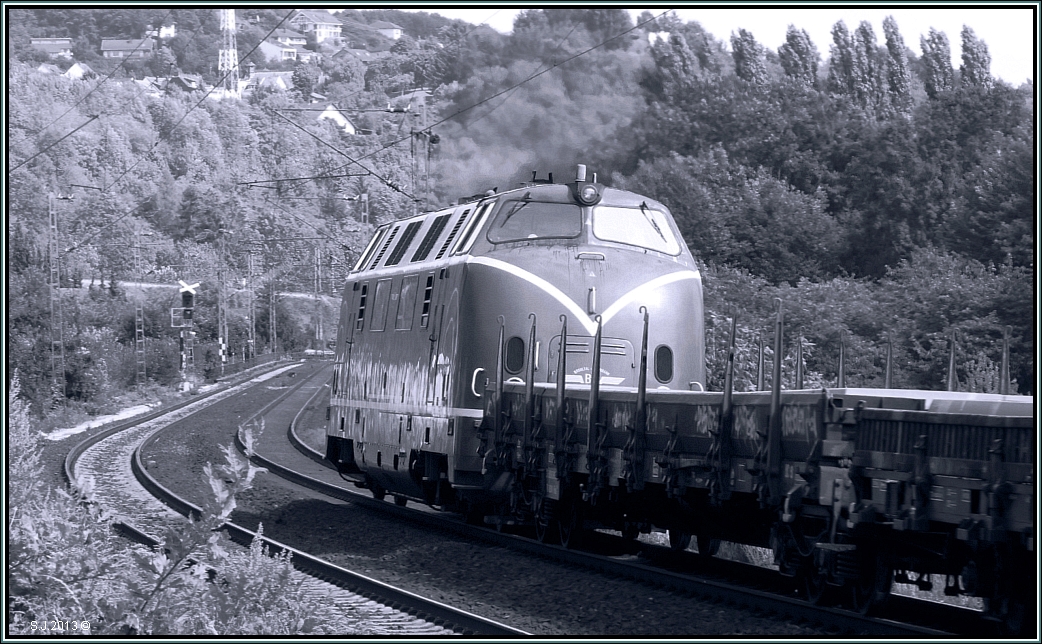 Ein wenig zurckversetzt in die alte Dieselra fhlt man sich schon wenn die V 200 053 der Brohltalbahn an einen vorbeirauscht.Hier die schwarz wei Variante eines Nachschues auf der KBS 465 bei Erpel am Rhein im Sommer 2013.