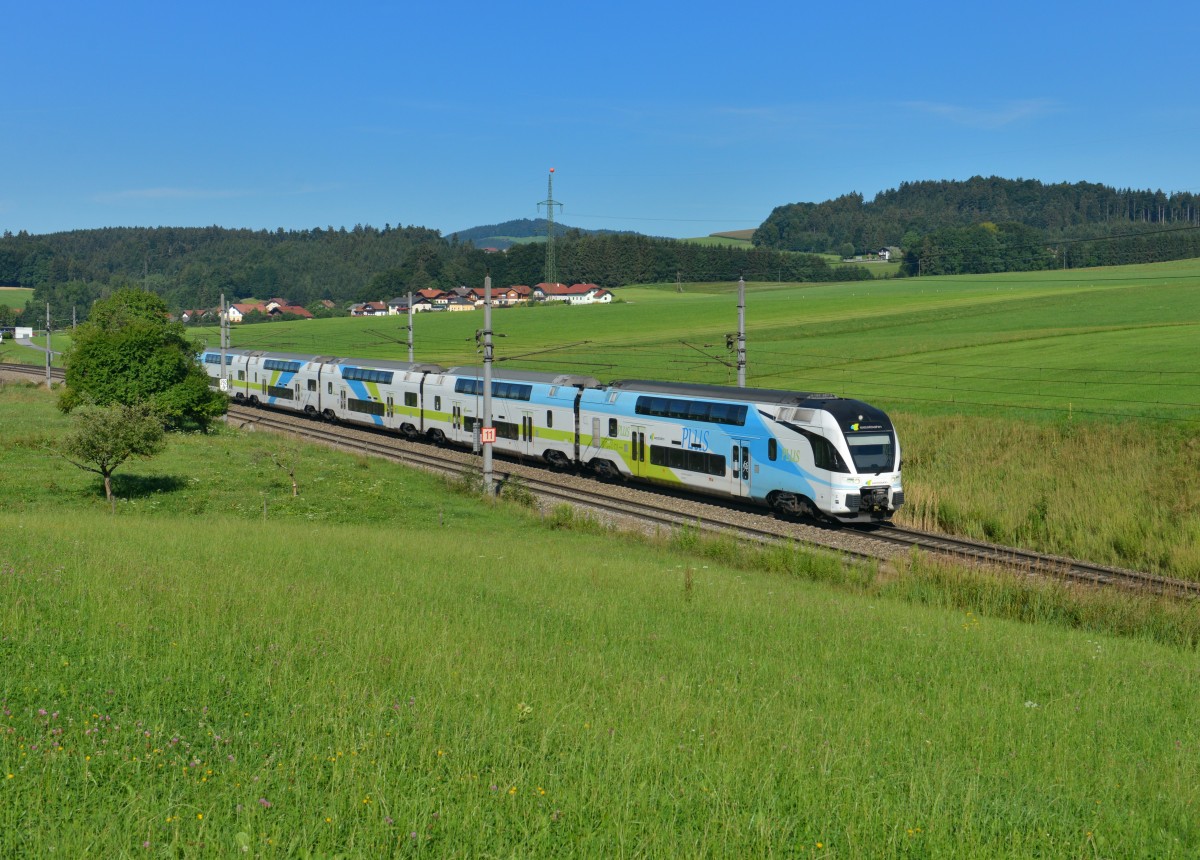Ein Westbahn KISS am 03.08.2015 bei Köstendorf. 