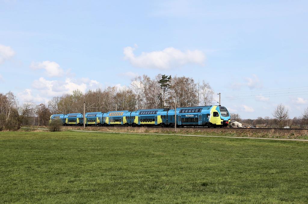 Ein Westfalenbahn Kiss ist hier am 15.4.2021 um 11.32 Uhr zwischen Wissingen und Westerhausen als RE nach Braunschweig unterwegs.