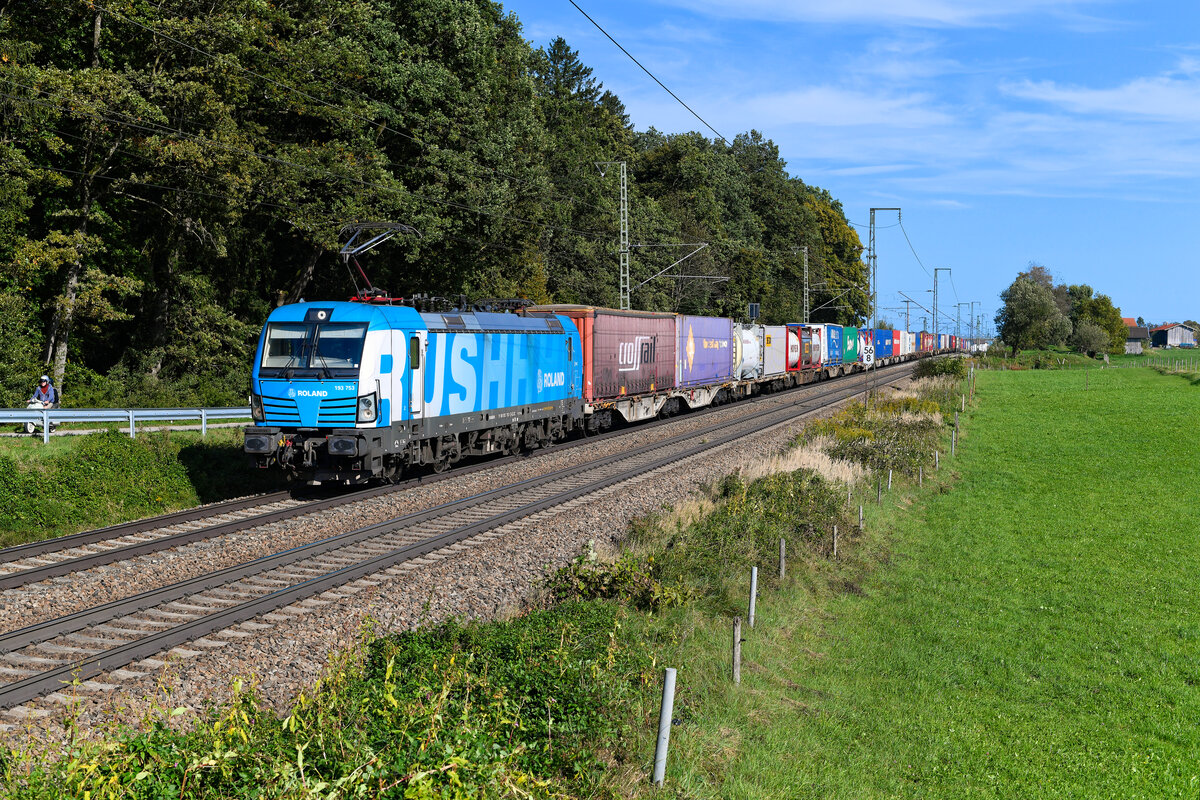 Ein Wettrennen mit einer Vespa lieferte sich am Nachmittag des 03. Oktober 2023 die für die Wiener Lokalbahnen Cargo fahrende 193 753 bei Hufschlag im Chiemgau. Der für die Spedition Roland werbende Vectron beförderte an diesem Tage einen KLV-Zug von Wien Freudenau nach Rheinhausen. Aufgrund von Bauarbeiten wurde dieser über Salzburg und München umgeleitet.  