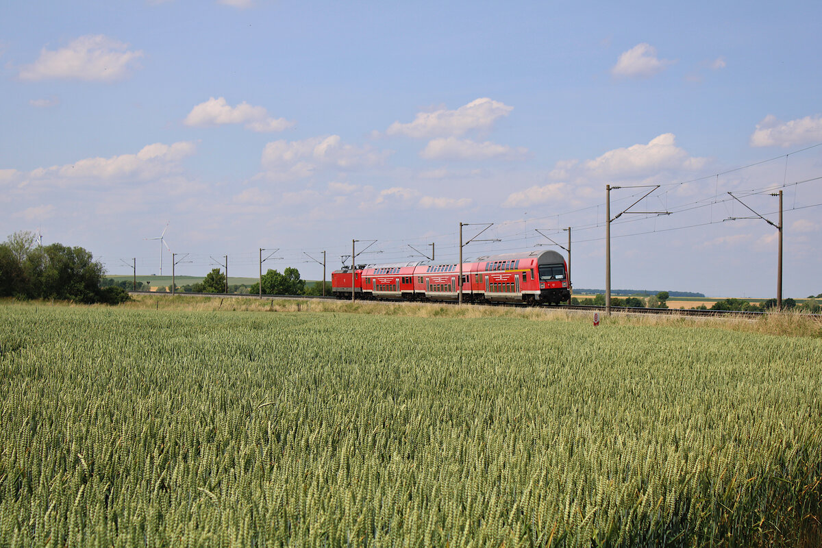 Ein WFL-Ersatzzug erreicht in Kürze Uffenheim als RE80 (Würzburg Hbf - Treuchtlingen) mit einem DR-Doppelstocksteuerwagen (BA 760). Am Schluss schiebt DB 112 105. (20.06.2023)