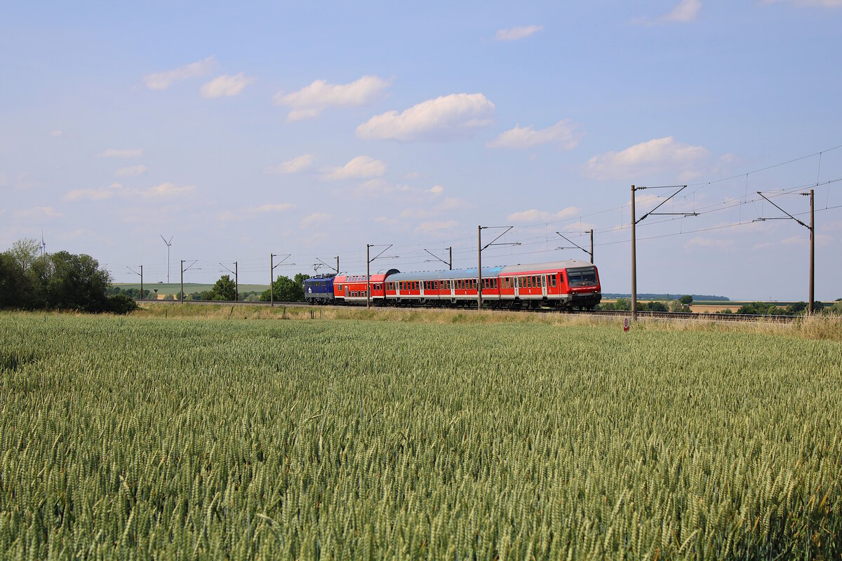 Ein WFL-Ersatzzug der Linie RE80, angeführt von einem Wittenberger Steuerwagen, erreicht in Kürze Uffenheim auf seiner Fahrt von Würzburg Hbf nach Treuchtlingen. Am Schluss des Zuges schiebt RBL 111 065. (20.06.2023)