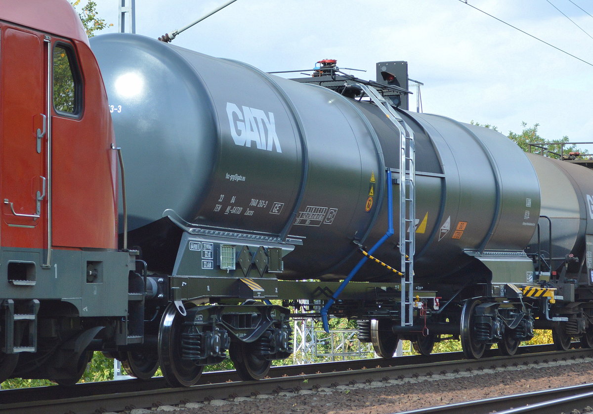 Ein wie neu aussehender Kesselwagen vom Einsteller GATX in Deutschland mit niederländischer Registrierung mit der Nr. 33 TEN 84 NL-GATXD 7840 263-3 Zacns (UN.Nr.: 80/1789 = 	Salzsäure) am 12.09.18 Berlin-Wuhlheide.