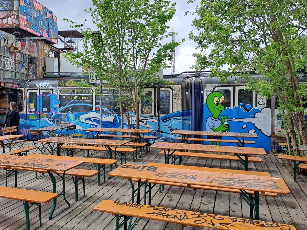 Ein wildes Sammelsurium aus den Beständen der MVG ehemals MVV ist auf dem Gelände des Viertels Bahnwärter Thiel in München zu finden. Hier eine olle Straßenbahn mit Biergarten. Besucht am 18.4.2024.