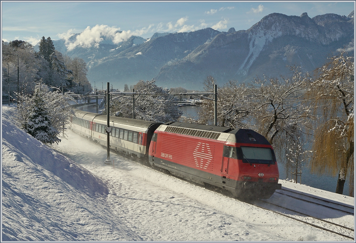 Ein Wintermärchen am Genfersee, dass ebenso so selten wie auch rasch wieder verschwand. Im Bild eine SBB Re 460 die ihren IR90 kurz vor Villeneuve in Richtung Brig schiebt.

29. Jan. 2019