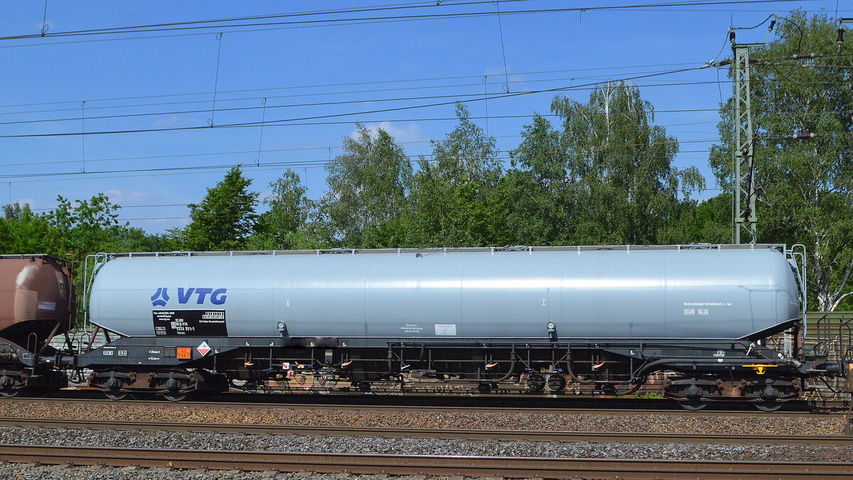 Ein wirklich gewaltiger Drehgestell-Staubgutwagen vom Einsteller VTG AG mit der Nr. 33 RIV 80 D-VTG 9326 091-1 Uacns, Ladegut lt. UN-Nr.: 40/1361 = Kohle oder Ruß, tierischen oder pflanzlichen Ursprungs in einem gemischten Güterzug am 16.06.21 Hamburg-Harburg.