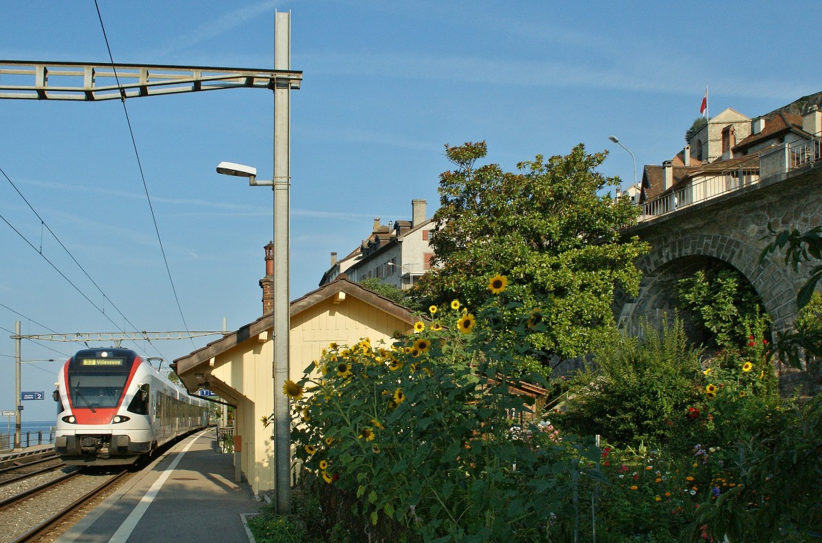 Ein Wochenrckblick in fnf Teilen: Am letzten Sommertag, den am 31. August 2013 erreicht der Flirt 523 026 als S 3 nach Villeneuve St-Saphorin. 
Damit ist der Sommer zu Ende. Doch  der Herbst mit seinen bunten Farben steht nun vor der Tr. 
