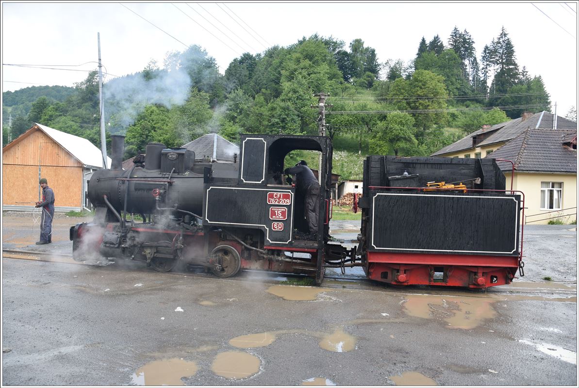 Ein Wolkenbruch hat den Bahnhofplatz von Câmpeni kurzzeitig unter Wasser gesetzt. Mittels Drahtseil werden die Personenwagen ins Nachbargeleise gezogen. (17.06.2017)