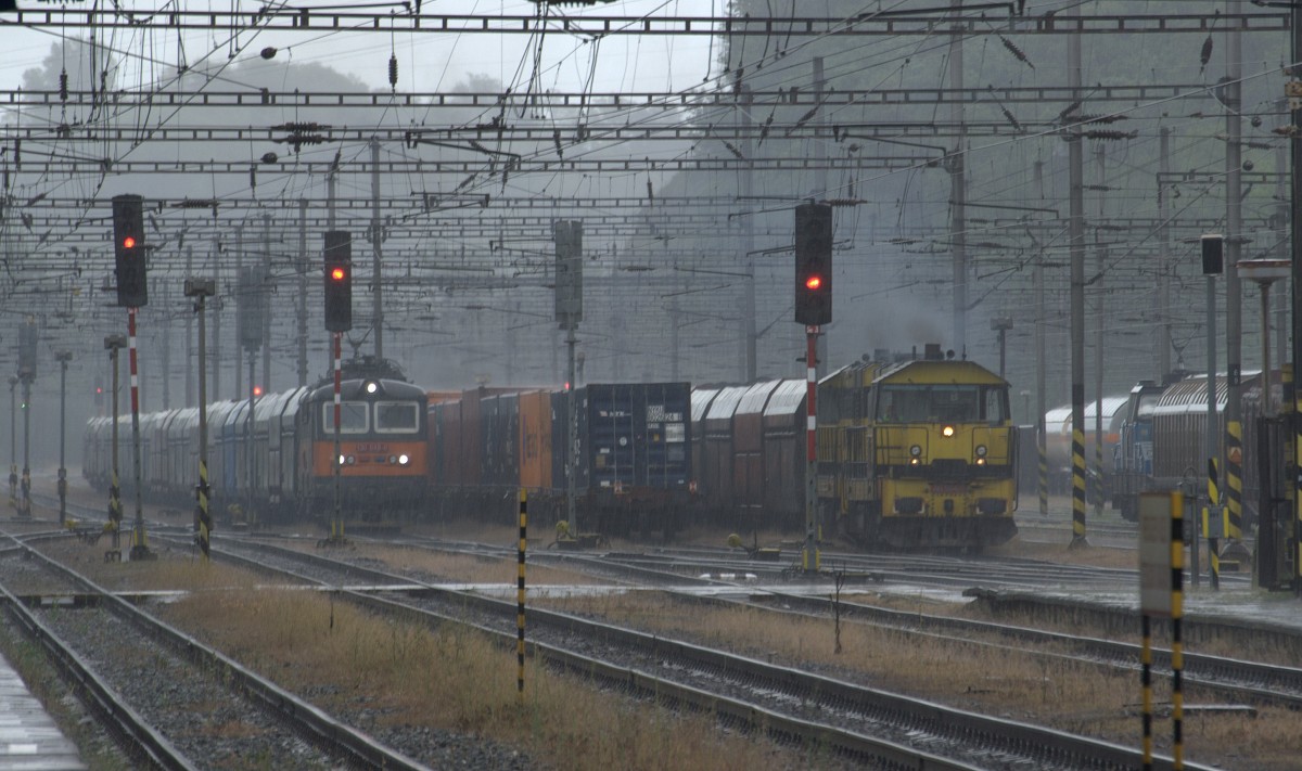 Ein Wolkenbruch mit Hagel in Kralupy behindert zwar den Fotografen, aber nicht die Parallelausfahrt zweier Güterzüge. 13.05.2014 13:12 Uhr.