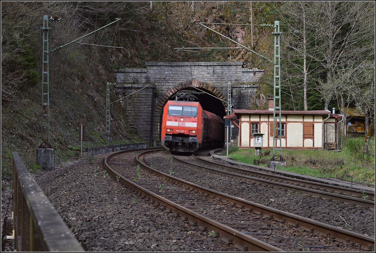 Ein wunderbar erhaltenes Bahnwärterhäuschen 2. Klasse weist noch auf den hohen Instandhaltungsbedarf der Schwarzwaldbahn hin. 152 132-7 taucht unvermittelt aus dem 4. Bauer Tunnel mit EK 55834 (Villingen-Offenburg Gbf) auf, Blick von der Offenburger Seite. April 2015.
