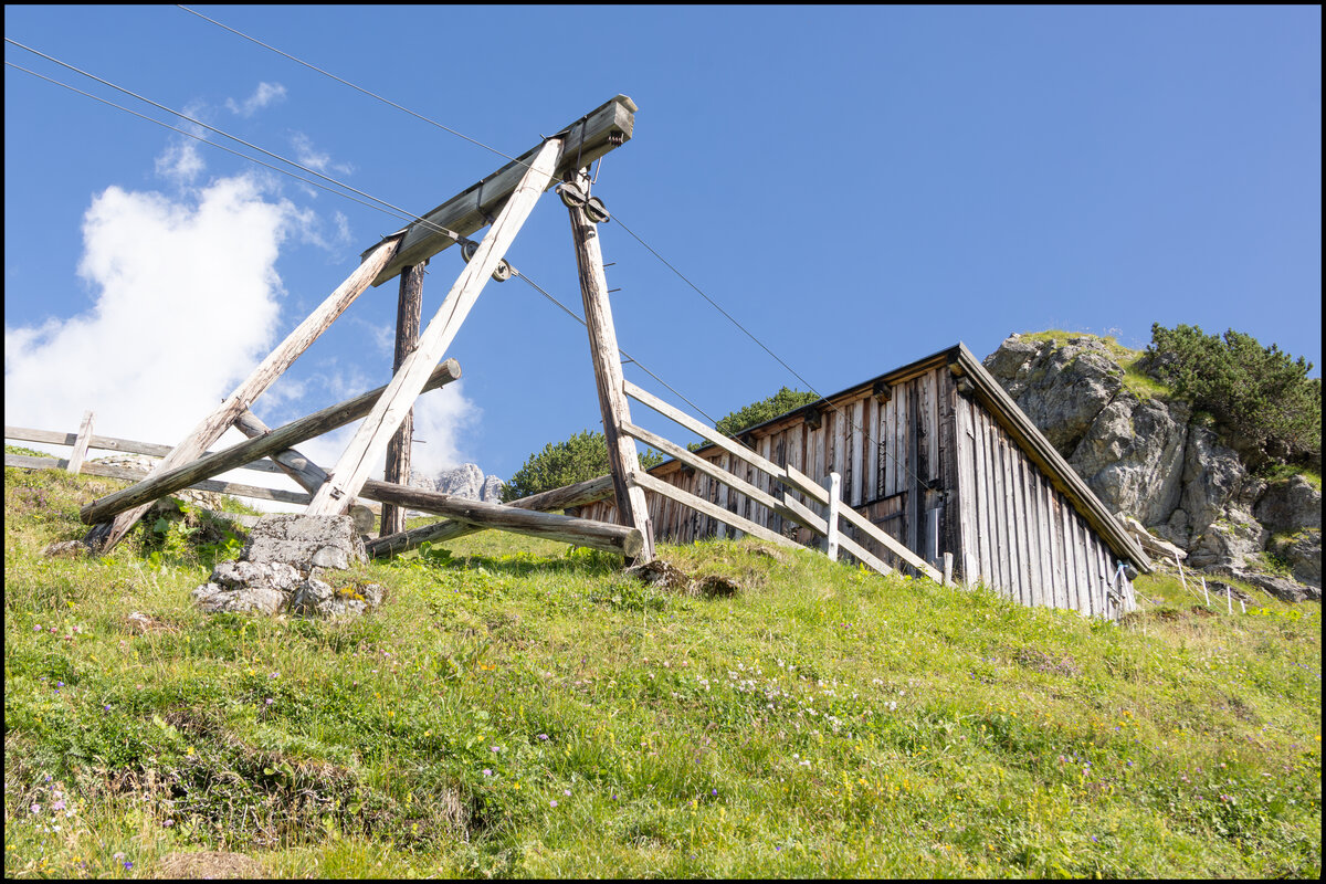 Ein wunderbarer Wanderweg am Fu�e des Dachstein entlang f�hrt zur S�dwandh�tte . Beim eintreffen sticht eine Materialseilbahn ins Auge . 28.07.2026 