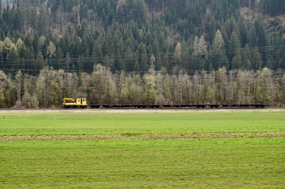Ein X 627 mit drei Flachwagen, unterwegs zwischen Berg im Drautal und Greifenburg-Weißensee.