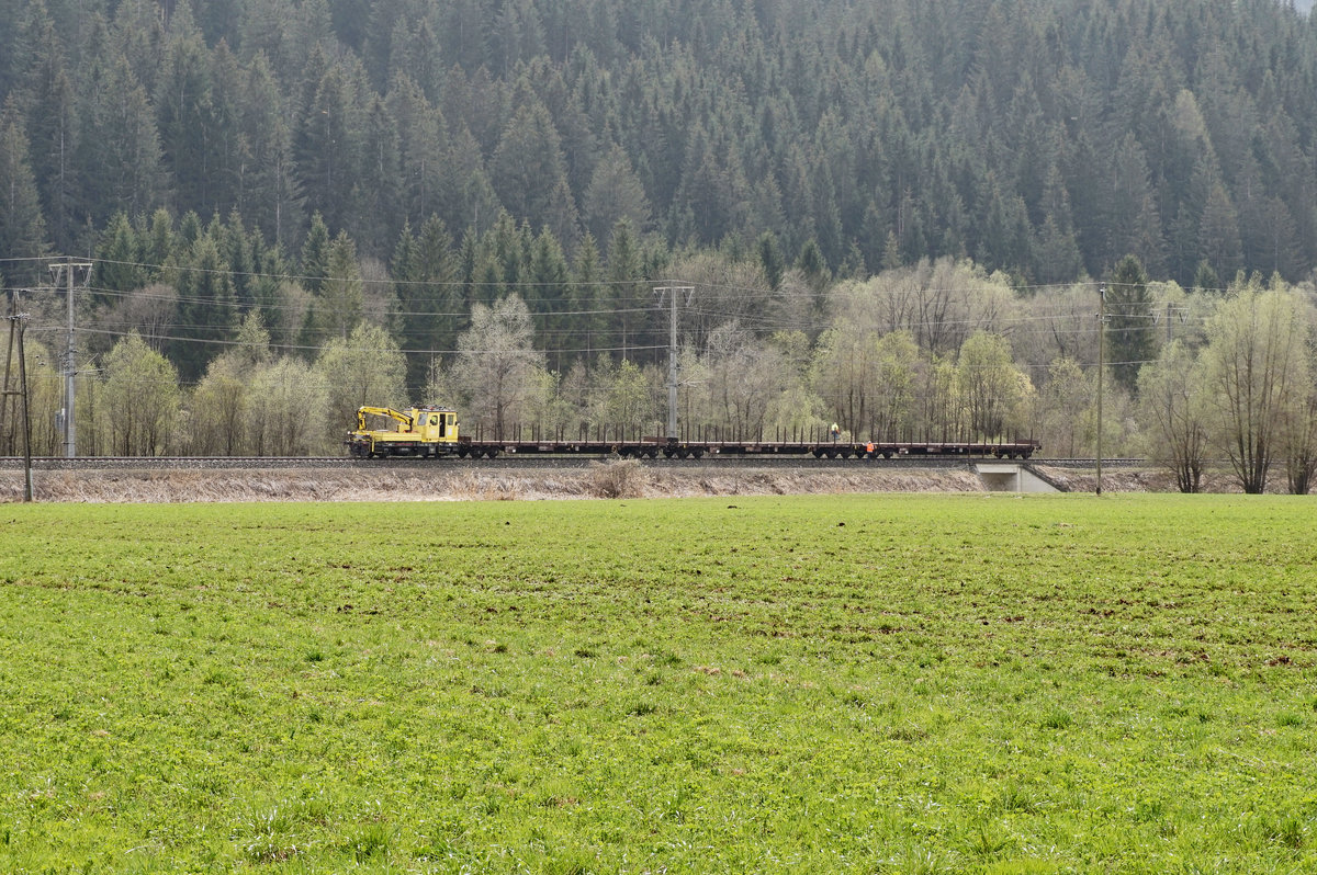 Ein X 627 mit drei Flachwagen, unterwegs nahe des Bahnhofs Greifenburg-Weißensee.
Aufgenommen am 6.4.2016