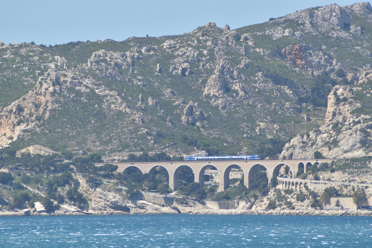Ein X 76500 als TER 79735, Miramas - Marseille St. Charles, zwischen Niolon & L´Estaque, auf dem Viaduc de Corbieres. 20.04.2024
