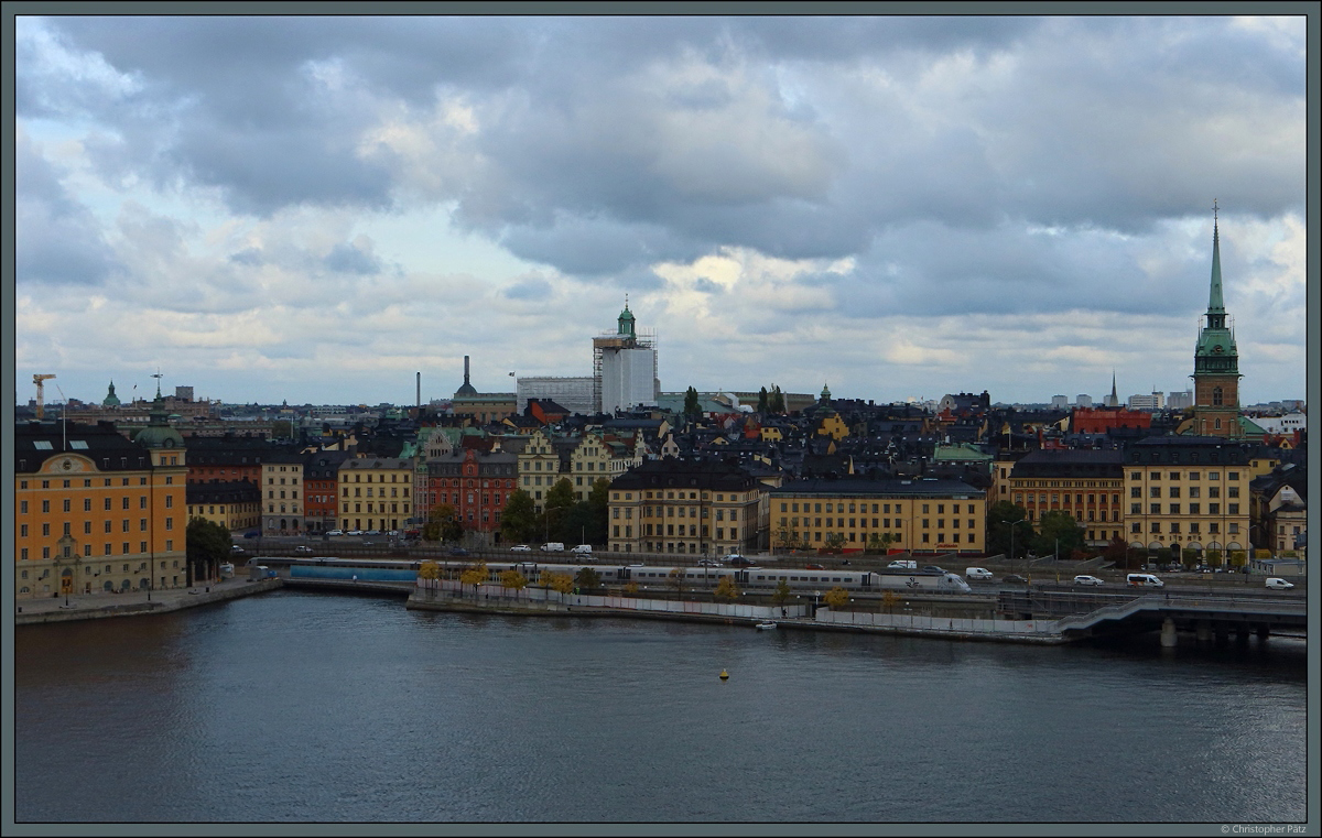 Ein X2000 der SJ passiert als IC 639 nach Karlstad am 29.09.2021 die Altstadt von Stockholm.