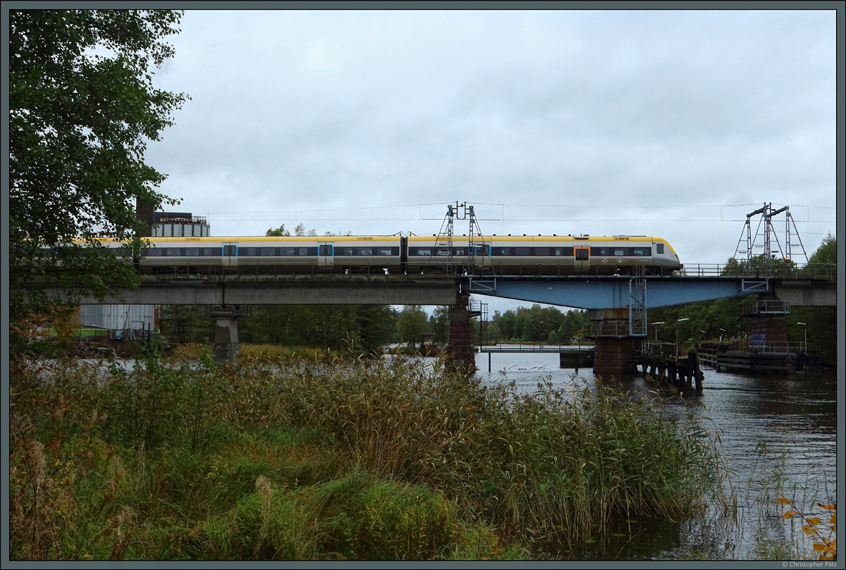 Ein X52 überquert am 01.10.2021 die Drehbrücke über den Byälven in Säffle. 