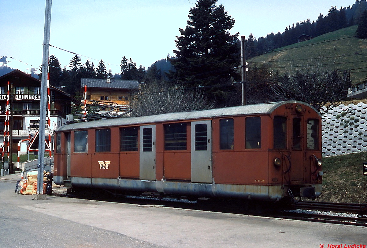 Ein Xe 4/4 der MOB im Mai 1981 in Saanenmöser. Vermutlich handelt es sich um den Xe 4/4 21 oder 22 (3. Besetzung), ex ADZe 4/4 31 (?). Dieser 1906 gebaute Triebwagen wurde mehrmals umgebaut und 1989 verschrottet. 