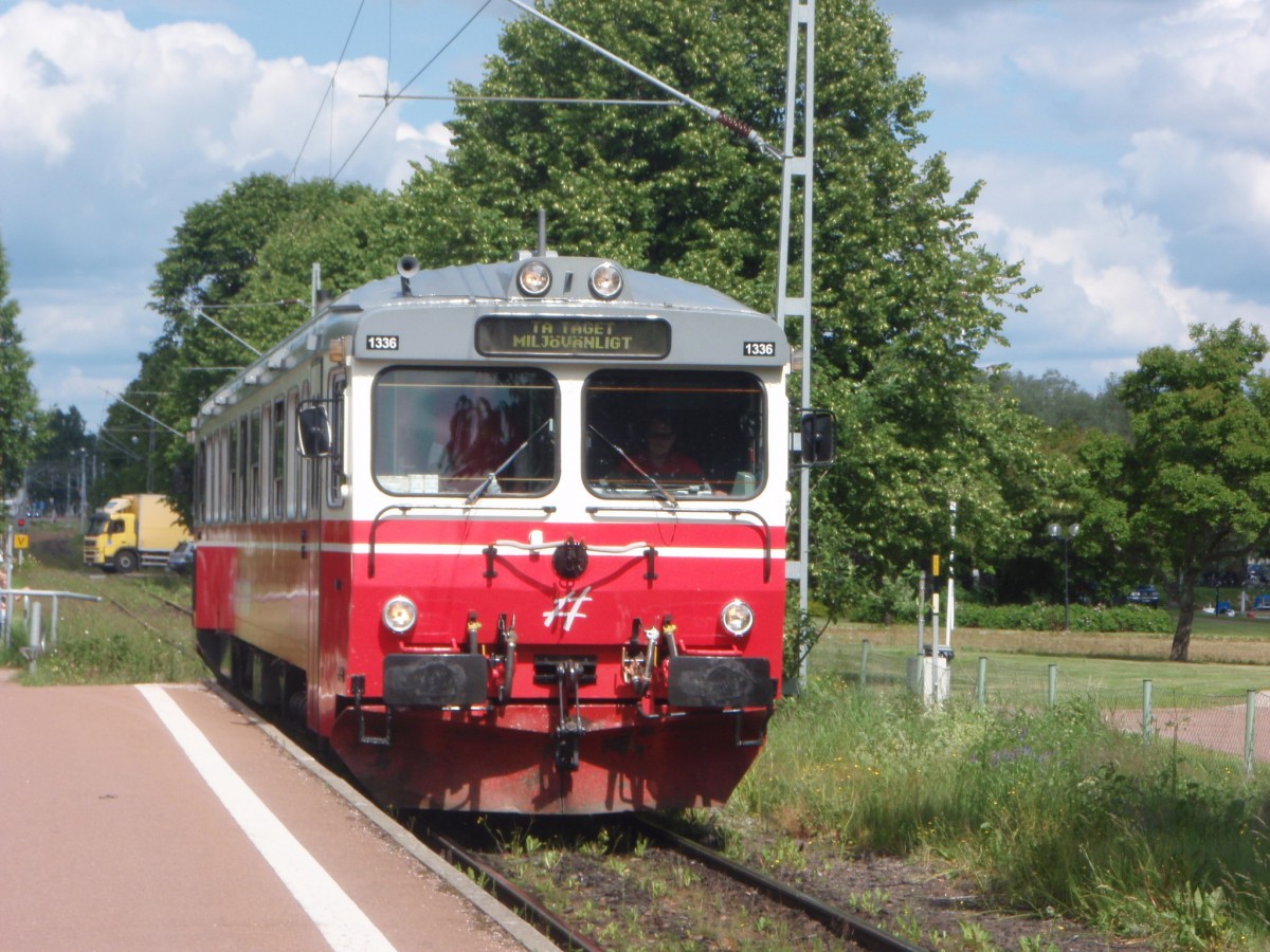 Ein Y1-Triebwagen der Inlandsbanan,am 1.7.2013 bei der Einfahrt in den Bahnhof Mora Strand.
