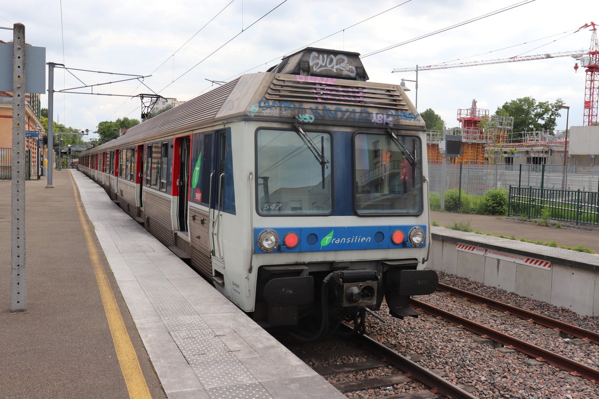 EIN z 6400 steht circa 1 Monat vor Ende der Kurzen Verbindungsbahn am Bahnhof von Sait-Germain-en-Laye Grande Ceinture. Im Mai 2019.