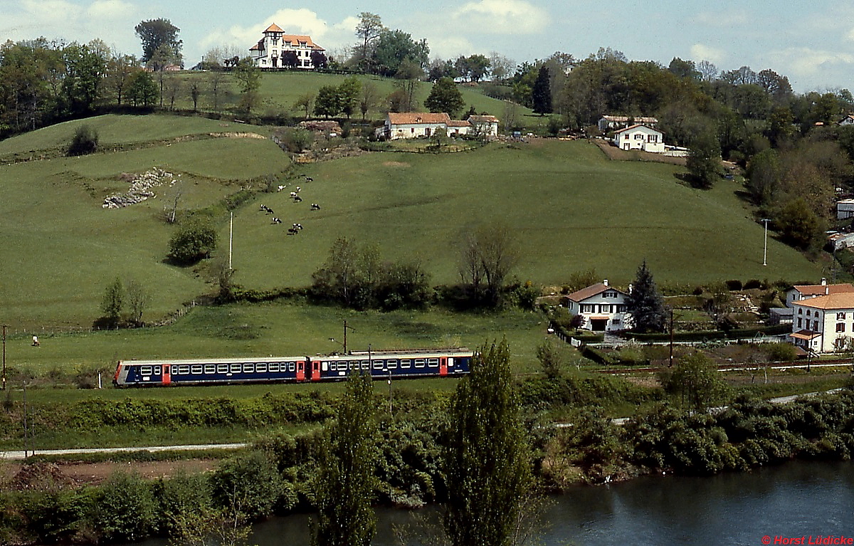 Ein Z 7300 der SNCF ist im April 1986 im französischen Baskenland auf der Strecke von St. Jean-de-Pied-de-Port nach Bayonne unterwegs