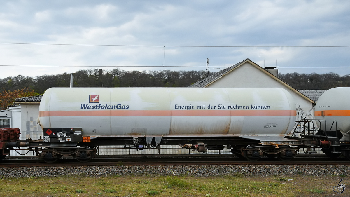 Ein Zagkks-Kesselwagen (33 80 7917 624-8) Ende April 2021 in Wuppertal-Unterbarmen.