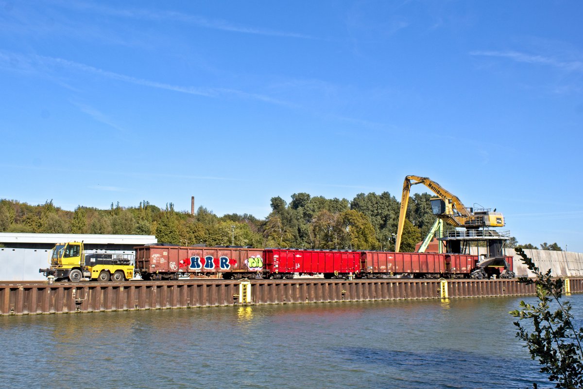 Ein ZAGRO-Zweiwegefahrzeug mit einigen Güterwagen in der Verladung der MAV Mineralstoff-Aufbereitung und -Verwertung im Lünener Stadthafen. 