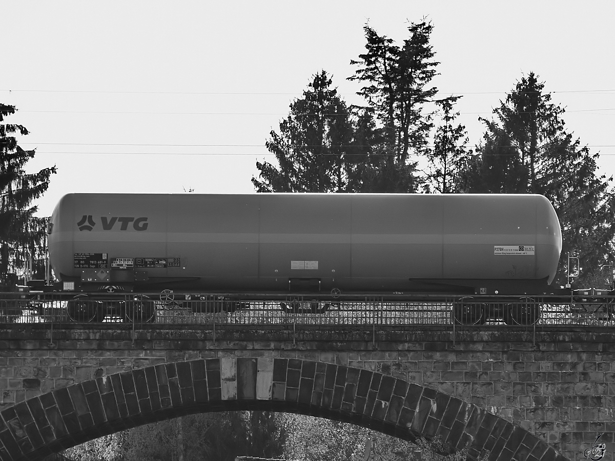 Ein Zags-Kesselwagen (37 80 7813 681-9) Ende April 2021 auf dem Ruhrviadukt in Witten-Bommern.