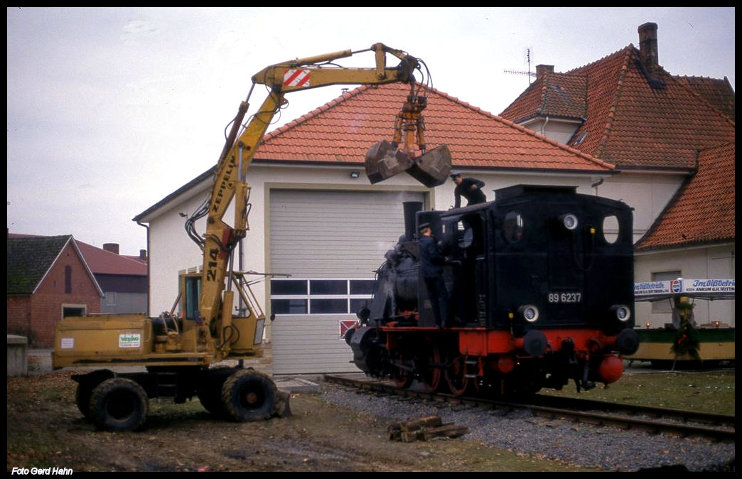 Ein Zeppelin Bagger übernahm bei den Nikolausfahrten am 8.12.1991 zwischen Ankum und Bersenbrück die Bekohlung der 896237 hier in Ankum.