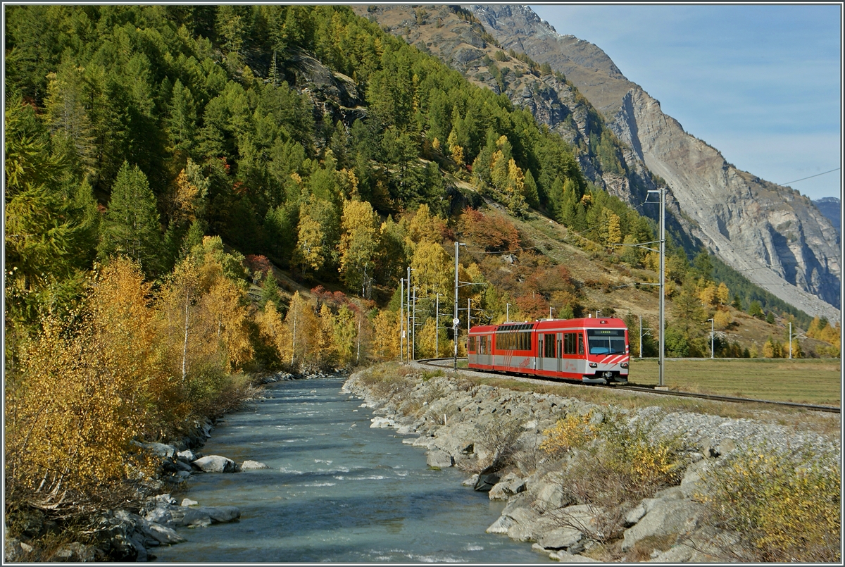 Ein  Zermatt Shttle  im herbstlichen Mattertal bei Tsch.
21. Okt. 2013