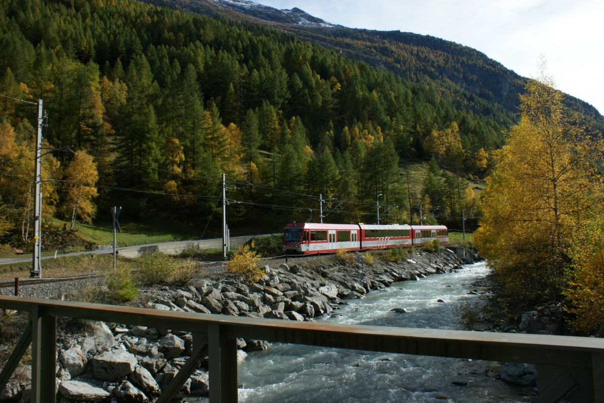Ein Zermattshuttle im herbstlichen Mattertal.
(21.10.2013)