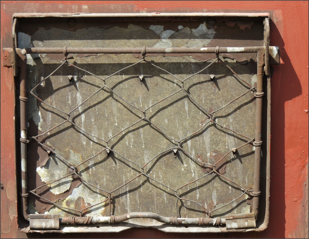 Ein Zettelkasten im Maschendrahtzaun Retro Look fiel mir an einen Schüttgutwagen ins Auge. Bildlich festgehalten am 02.Sept.2016 am Stolberger Bahnhof (Rhl),öffentliche Straße direkt an den Gleisanlagen der Bahn. 
